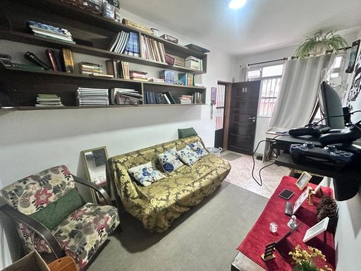 Sala espaçosa com sofá cama e nichos na parede.