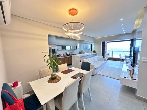 Sala ampla e bem iluminada com teto rebaixado em gesso com iluminação em LED.