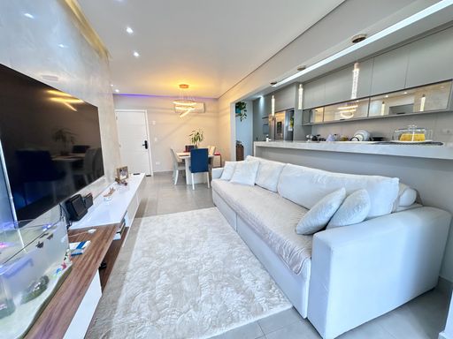 Sala ampla e bem iluminada com teto rebaixado em gesso com iluminação em LED.