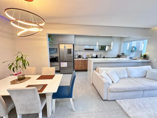 Sala ampla e bem iluminada com teto rebaixado em gesso com iluminação em LED.