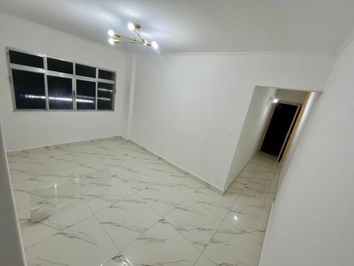 Sala ampla com piso em porcelanato.