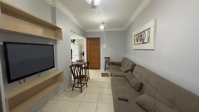 Sala ampla de 2 ambientes com ventilador de teto.