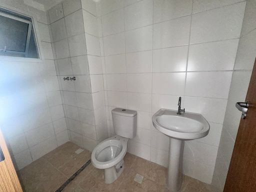 WC social com uma pia branca.