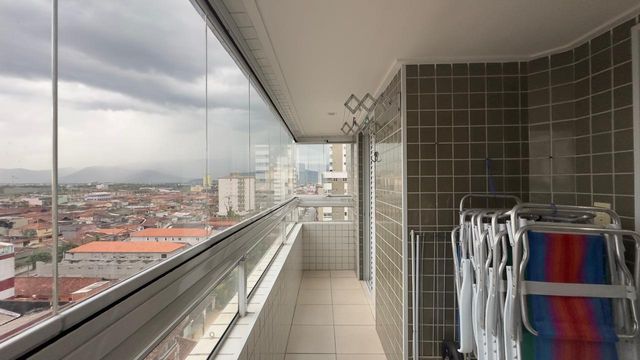 Sacada gourmet envidraçada com vista para o mar.