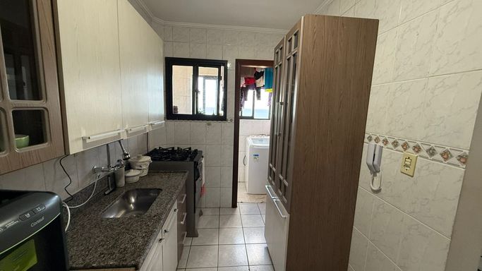 Cozinha planejada e bem iluminada.