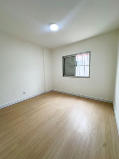 Segundo dormitório bem iluminado.