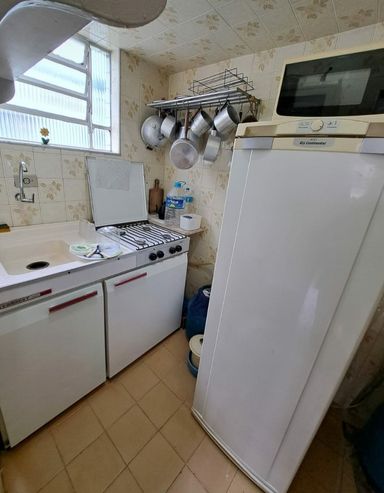 Cozinha bem iluminada com uma pia.