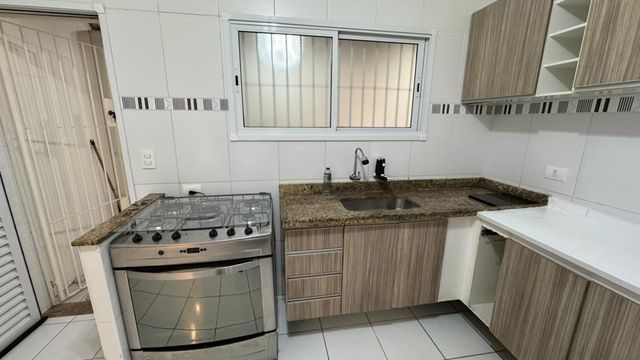 Cozinha com armários planejados e um fogão.