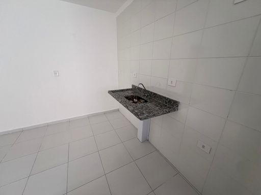 Cozinha integrada com área de serviço.
