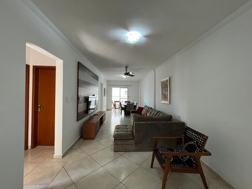 Sala ampla de 2 ambientes com ventilador de teto.