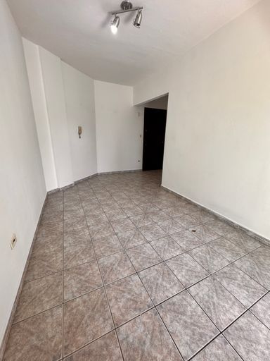 Sala espaçosa e bem iluminada.