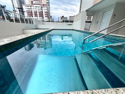 Piscina adulta e infantil.