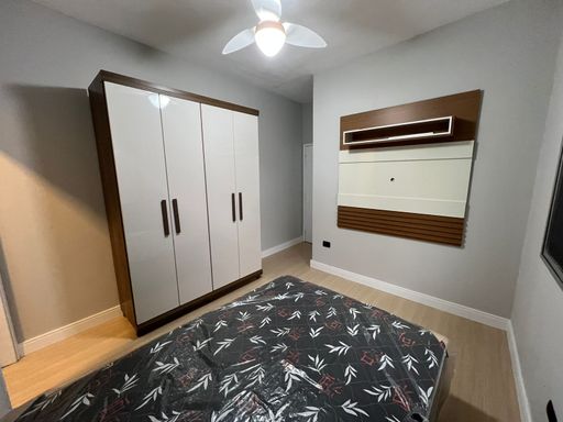 Suíte com uma cama de casal.