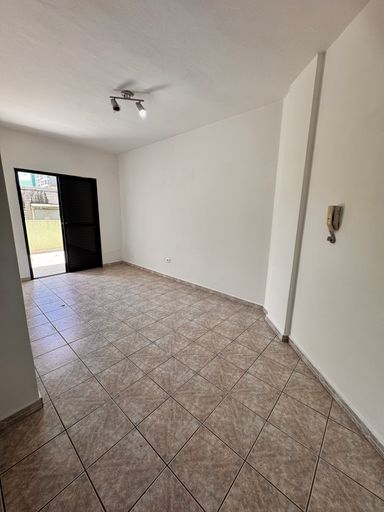 Sala espaçosa e bem iluminada.