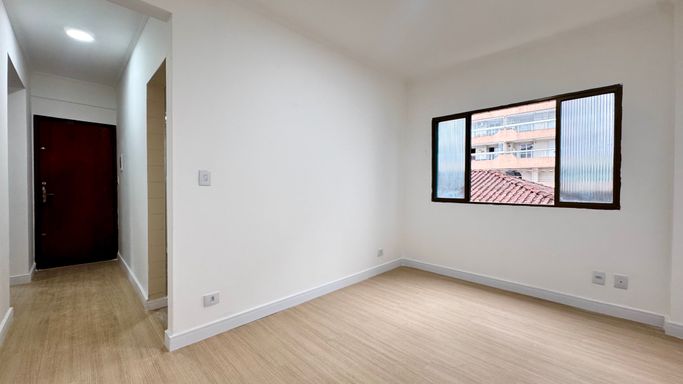 Sala bem iluminado com piso laminado.