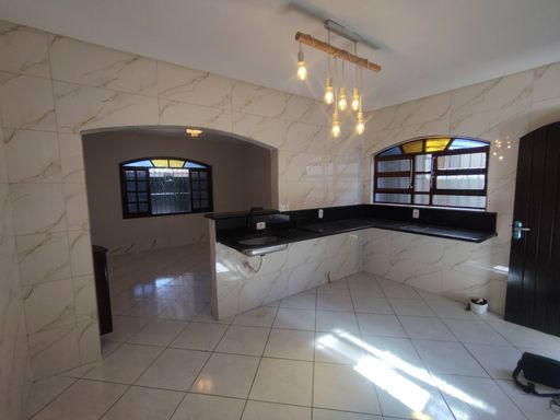 Cozinha americana com um amplo balcão e torneira gourmet.