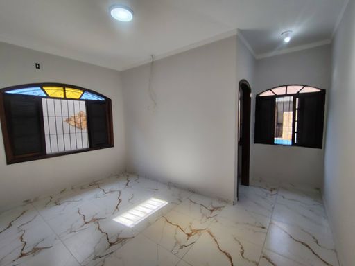 Suíte amplo e bem iluminado.