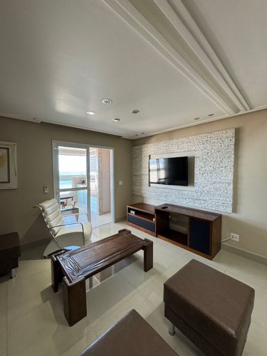Sala ampla de 2 ambientes com sofá, mesa de jantar e ar-condicionado.