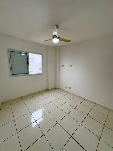 Suíte bem iluminado com um ventilador de teto.