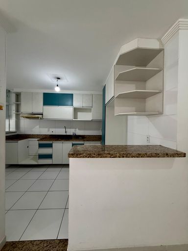 Cozinha americana com armários planejados.