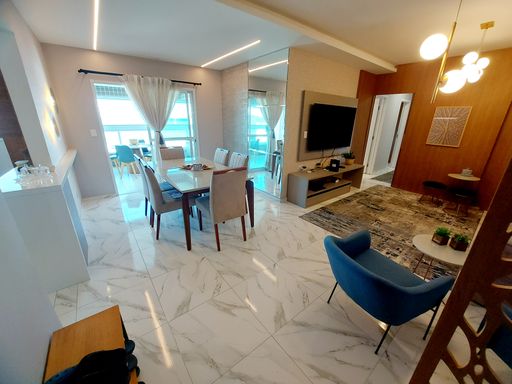 Sala de 2 ambientes com muita iluminação natural e ar-condicionado.