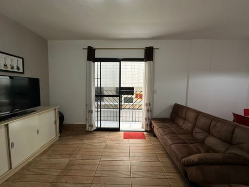 Sala de dois ambientes bem iluminado com uma sacada.