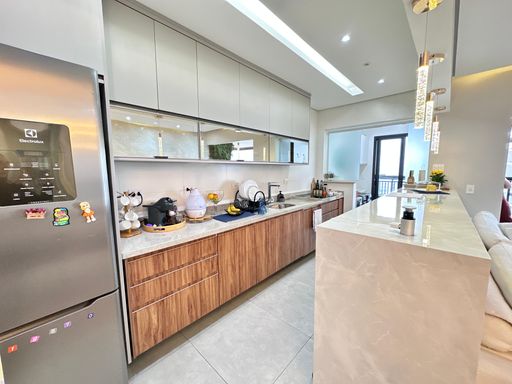 Cozinha americana planejada com fogão de indução.