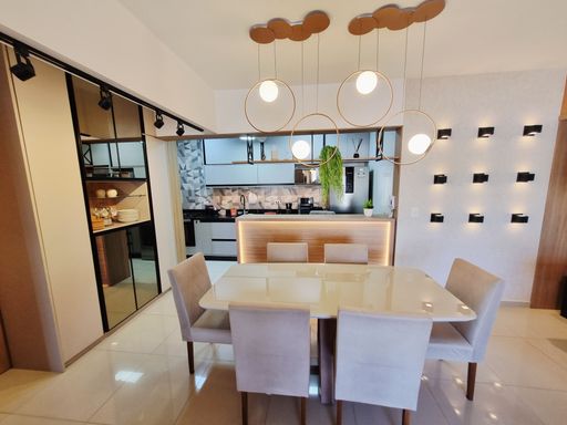 Sala de 2 ambientes elegante e muito bem iluminado.
