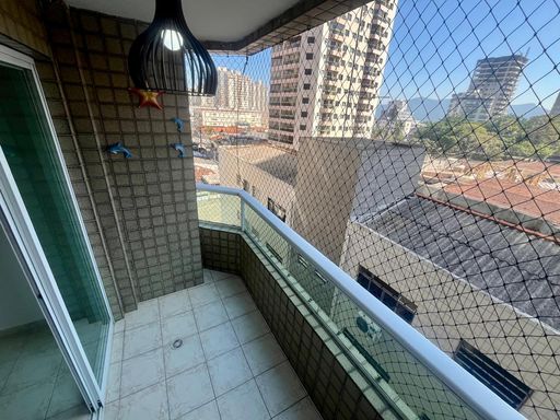 Sacada espaçosa com vista livre.