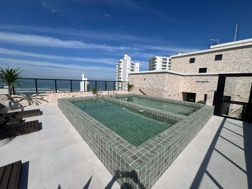 Piscina com vista para o mar.