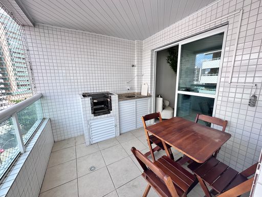 Sacada gourmet com vista para o mar.