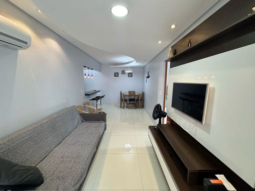 Sala ampla de 2 ambientes com teto rebaixado em gesso.