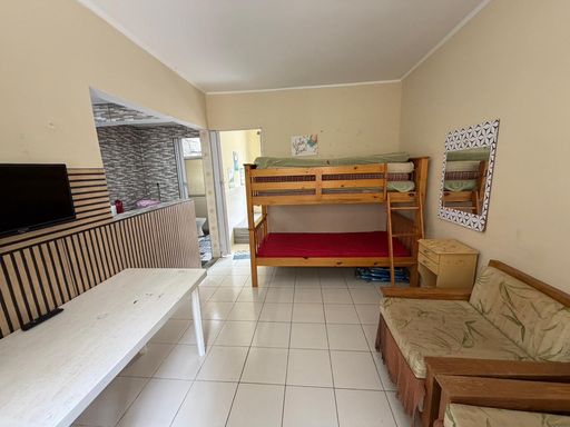 Sala espaçosa e bem iluminada.