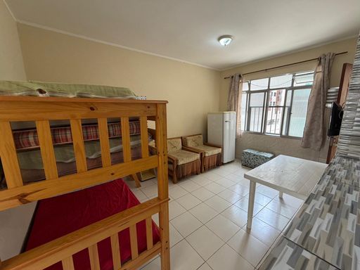 Sala espaçosa e bem iluminada.