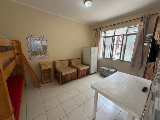 Sala espaçosa e bem iluminada.