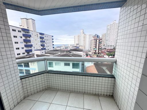 Sacada da sala com vista para o mar.