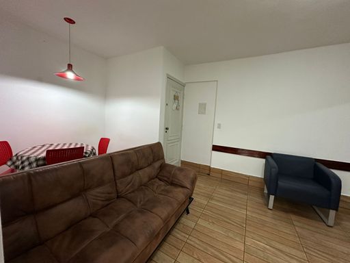 Sala de dois ambientes bem iluminado com uma sacada.