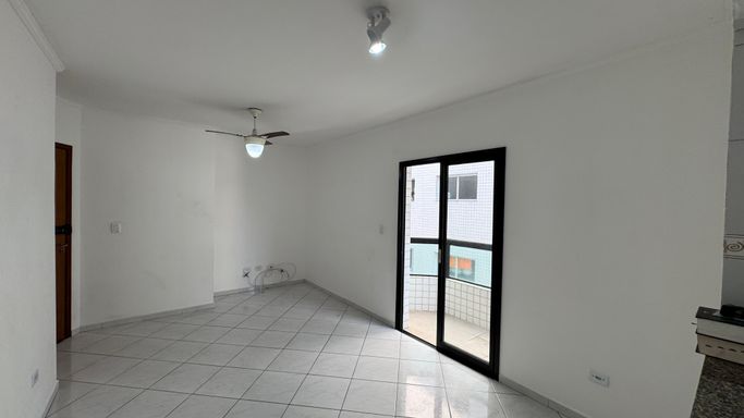 Sala ampla com muita iluminação natural e ventilador de teto.