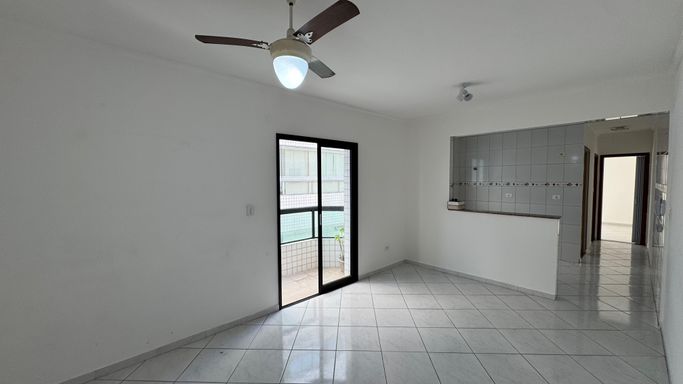 Sala ampla com muita iluminação natural e ventilador de teto.