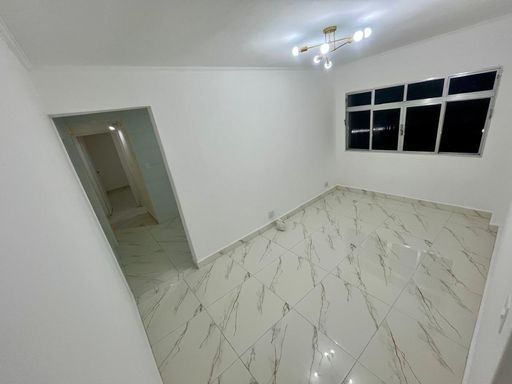 Sala ampla com piso em porcelanato.
