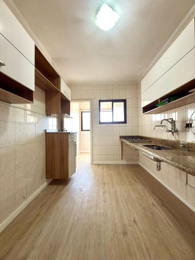 Cozinha com uma pia e cooktop.