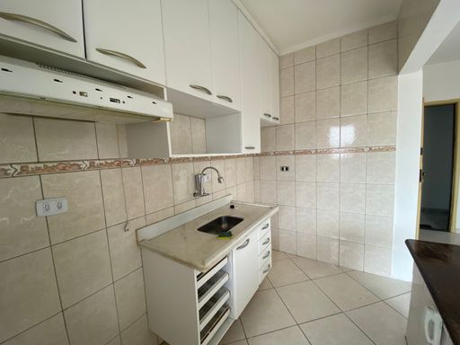 Cozinha americana com armários planejados.