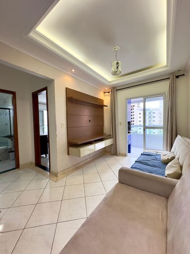 Sala ampla e bem iluminada de 2 ambientes com teto rebaixado em gesso com iluminação em LED.