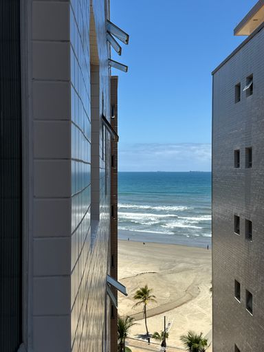 Vista lateral do mar.