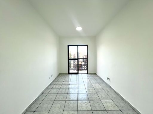Sala ampla e bem iluminada com uma sacada.