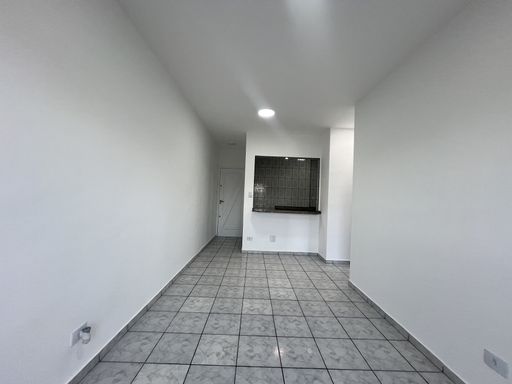 Sala ampla e bem iluminada com uma sacada.