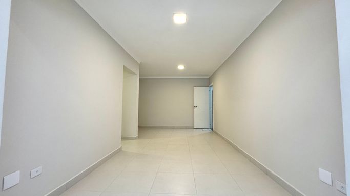 Sala de dois ambientes bem iluminado.