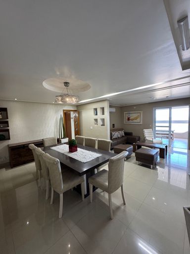 Sala ampla de 2 ambientes com sofá, mesa de jantar e ar-condicionado.