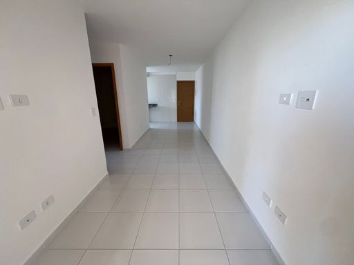 Sala de 2 ambientes com paredes brancas.