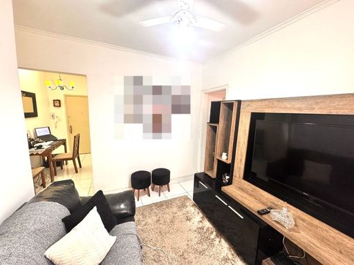 Sala com muita iluminação natural e ventilador de teto.